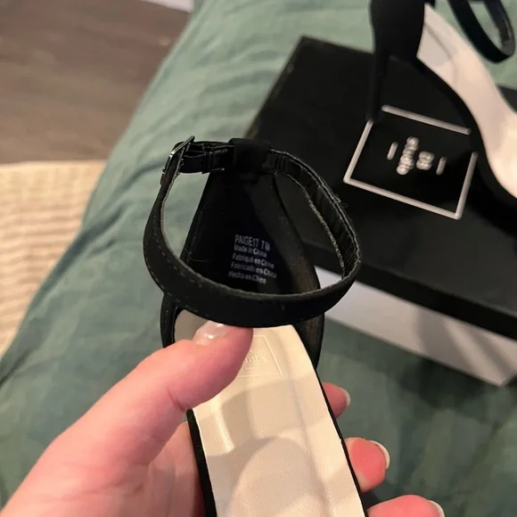 DB studio Heels - Picture 2 of 6